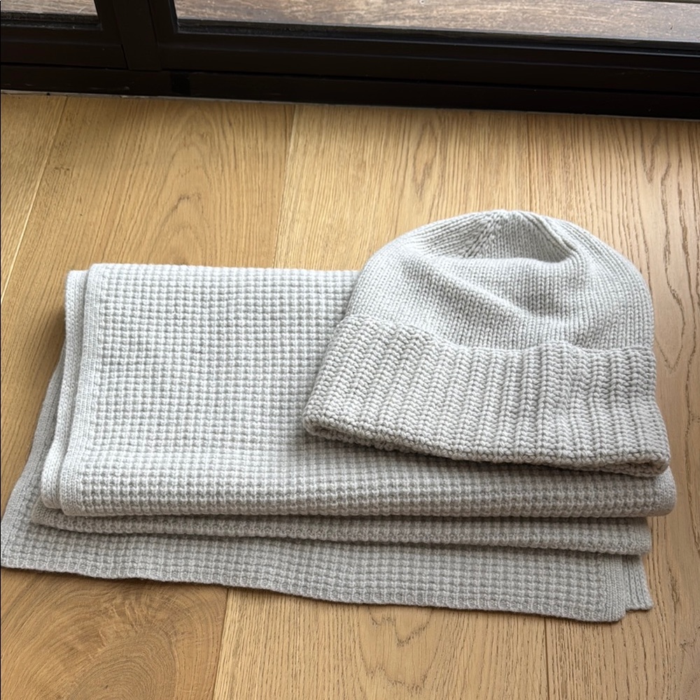 Epoque Evolution Gray Knit Beanie and Scarf Set